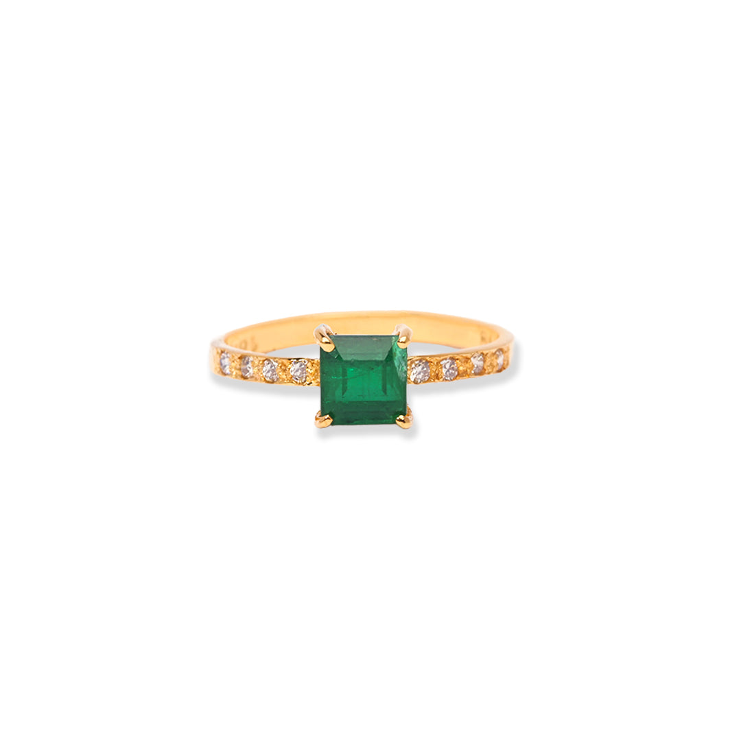 Elegant 18k Gold Emerald and Diamond Ring - Diamond 0.08 cents, Stone 0.35ct